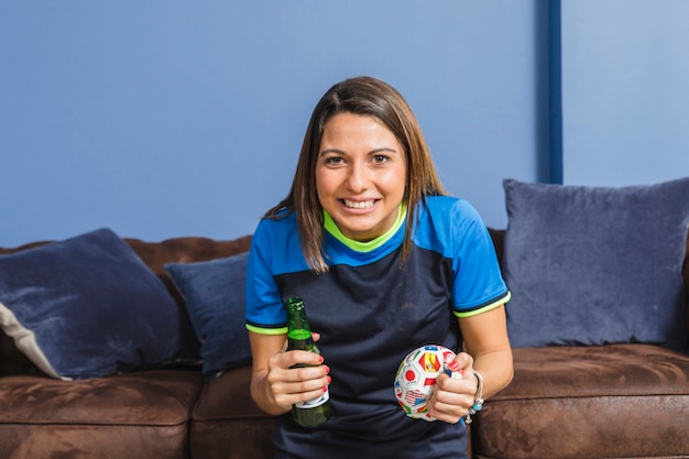 Femme célébrant en regardant un match de football en IPTV