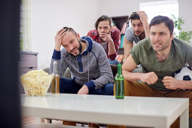 Hommes regardant un match de football sur IPTV