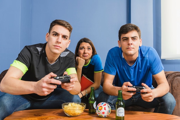 Groupe d'amis utilisant des services de streaming IPTV