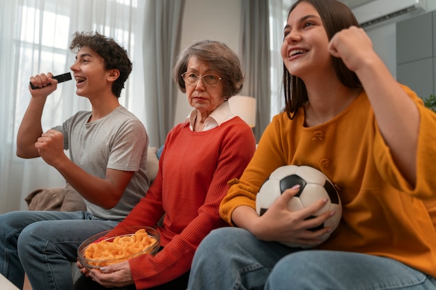 Personne utilisant une tablette pour regarder IPTV