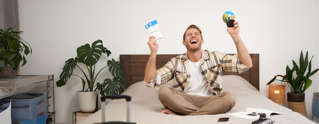 Homme heureux utilisant son boîtier IPTV pour regarder des contenus en voyage