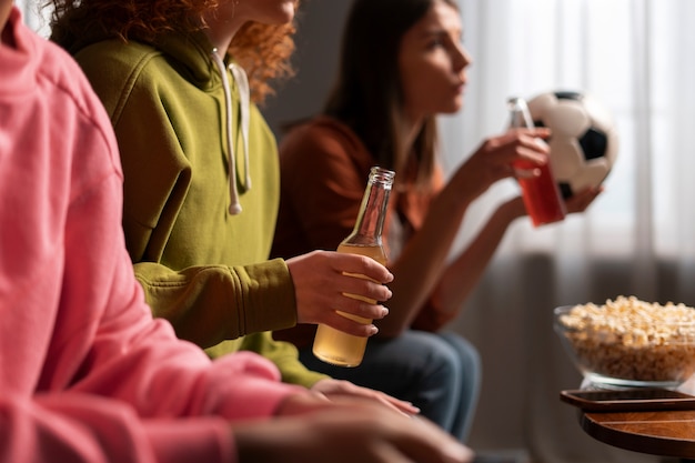 Femmes regardant du sport sur application IPTV mobile